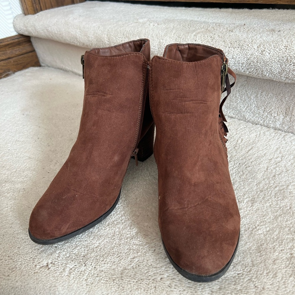 Women’s size 8 microfibre ankle boots. Redish brown. EUC. Fringe detail. - Picture 3 of 3